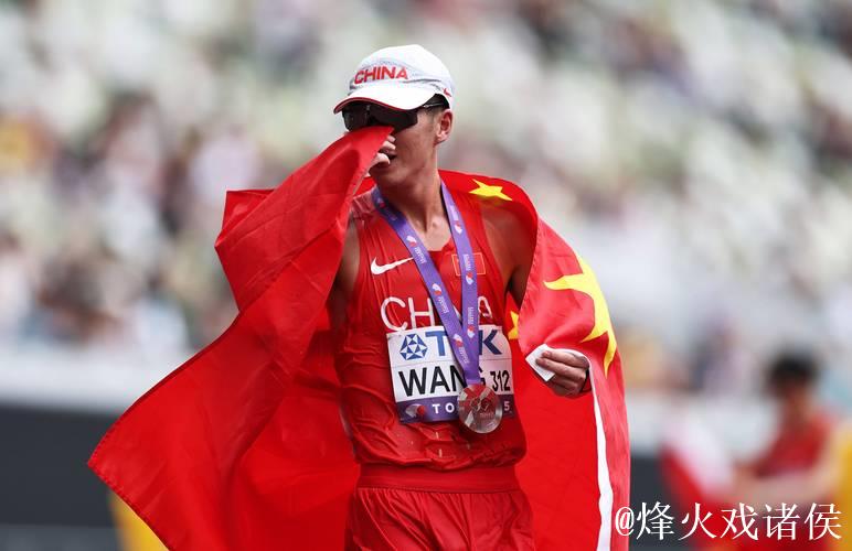 中国选手王朝朝在田径世锦赛男子20公里竞走中夺得银牌