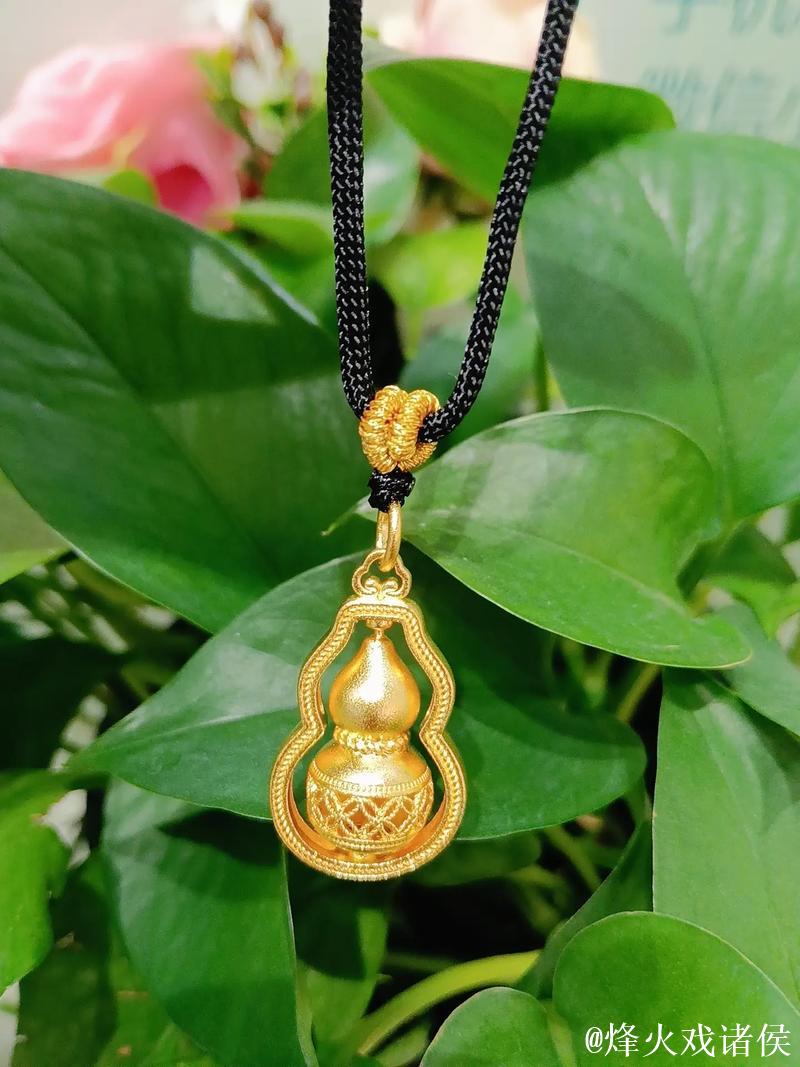 文班亚马信禅佩戴中国“福禄”葫芦,寓意好运相伴 文班亚马信禅佩戴中国“福禄”葫芦,寓意好运相伴